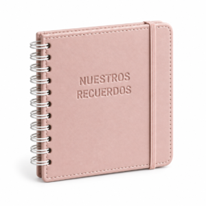 Libreta de fotos sobre fondo blanco